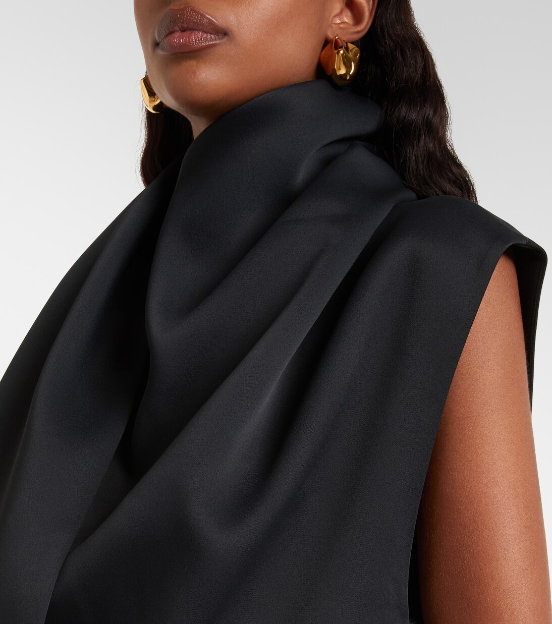 Loe 스카프 디테일 크레이프 새틴 탑 | Khaite