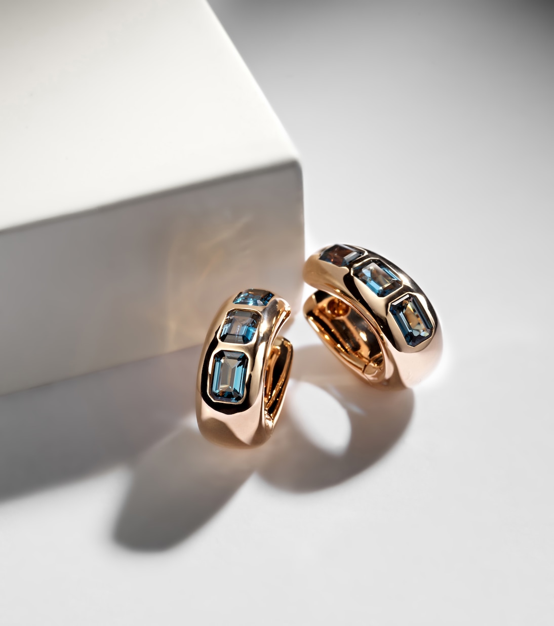 Orecchini in oro rosa 18kt Pomellato Iconica con topazio blu per uno stile giovane e raffinato