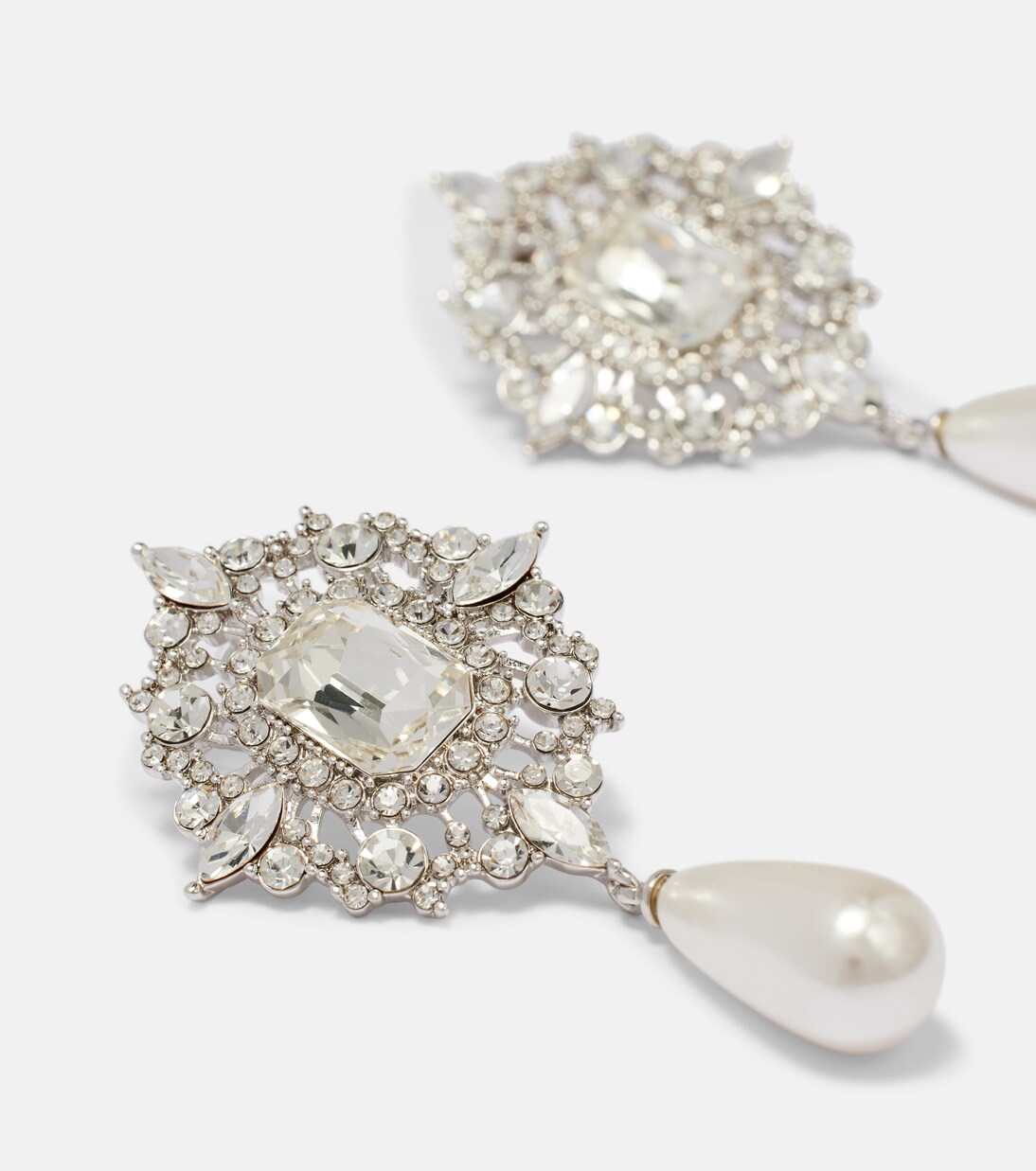 缀饰耳坠 | Self-Portrait