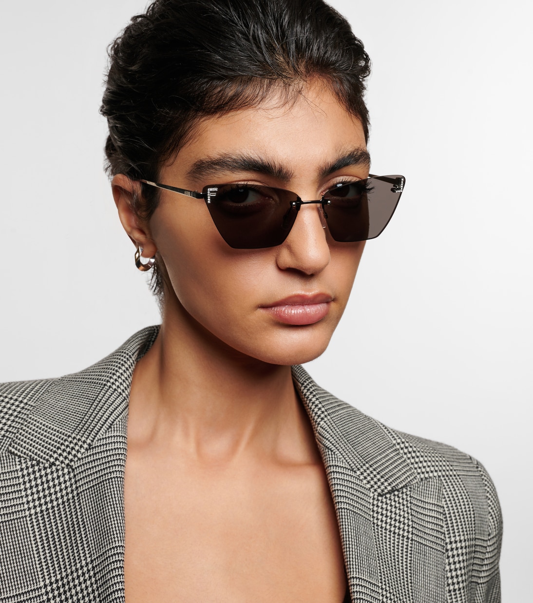 Occhiali da sole FENDI stile cat-eye per giovani trendsetter