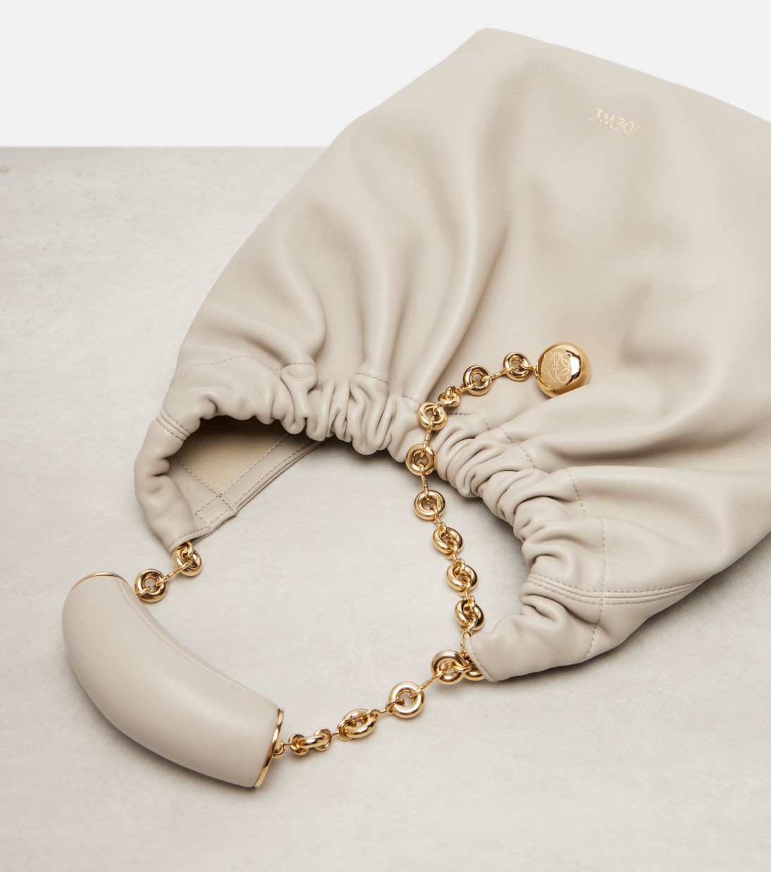 Schultertasche Squeeze Small aus Leder | Loewe