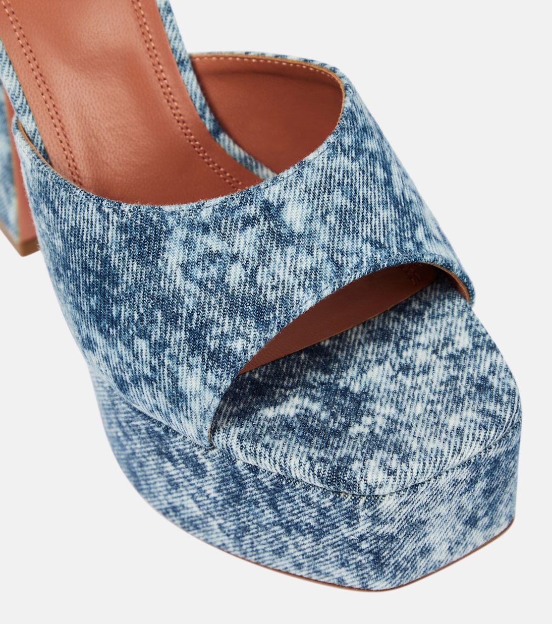 Mules con plataforma Dalida en denim | Amina Muaddi