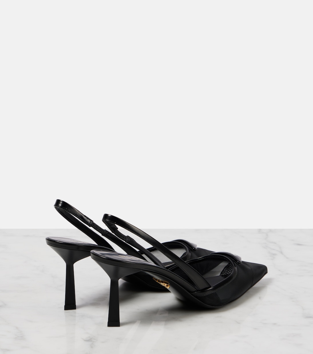 Scarpe con tacco PRADA 75 in pelle con logo, ideali per un look giovane e trendy.