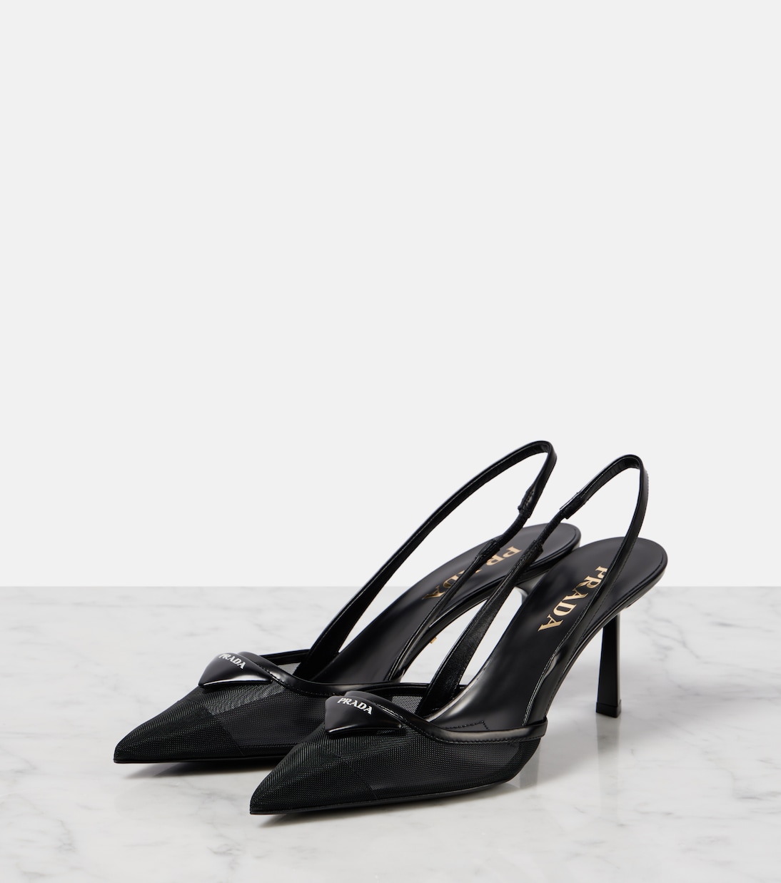 Scarpe con tacco PRADA 75 in pelle con logo, ideali per un look giovane e trendy.