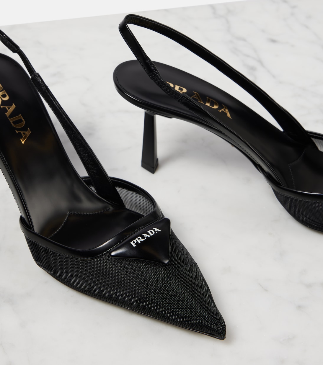 Scarpe con tacco PRADA 75 in pelle con logo, ideali per un look giovane e trendy.