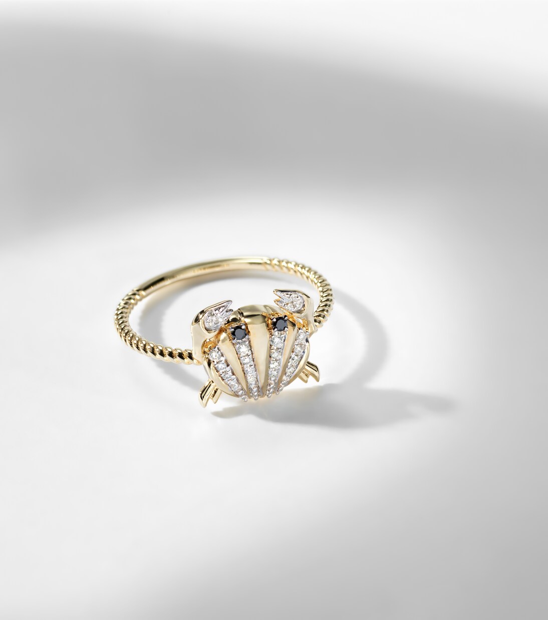 Crabe Coquillage Mini 9kt gold ring with diamonds | Yvonne Léon