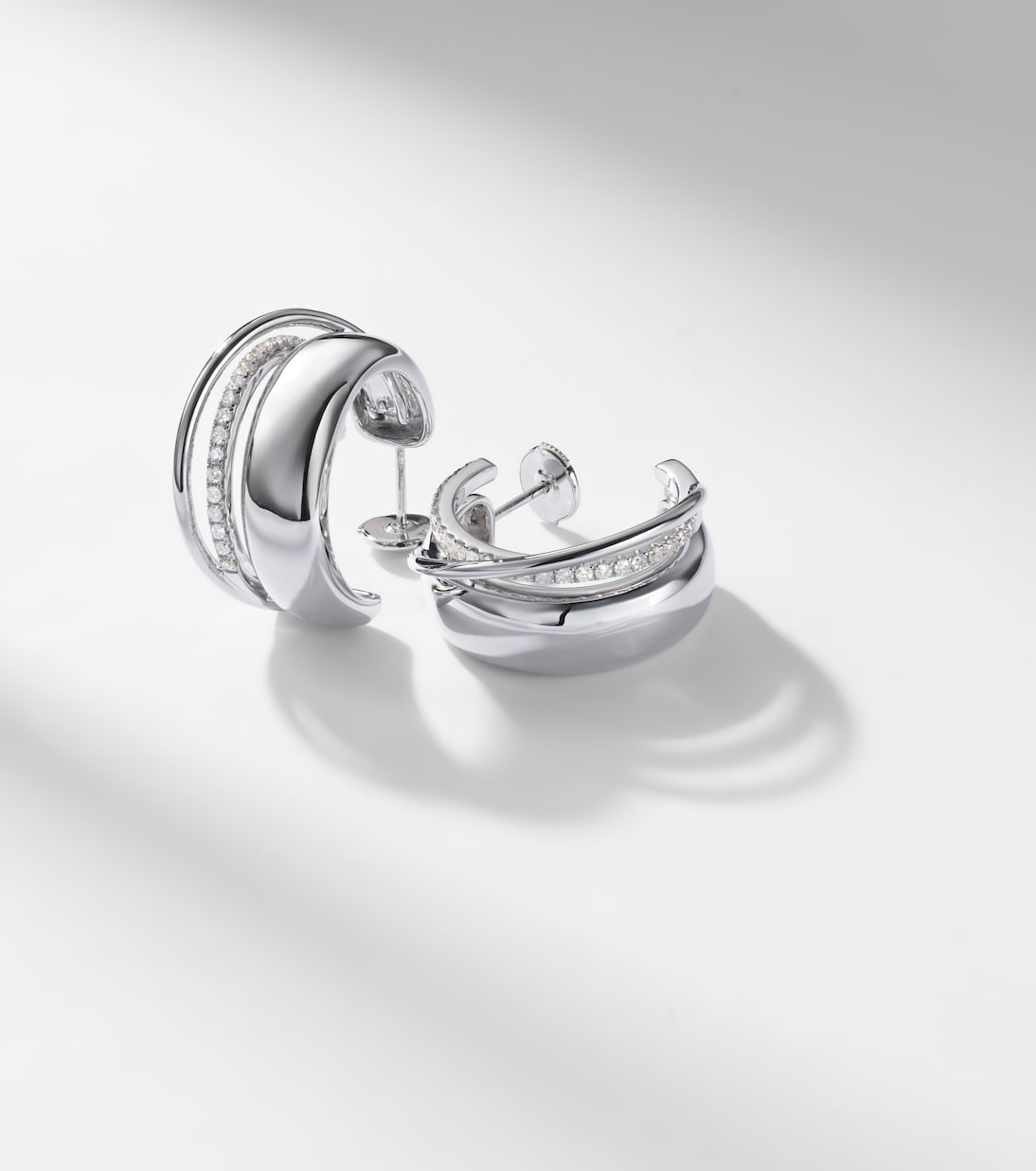 Ohrringe Un Deux Trois Lisse aus 9kt Weißgold mit Diamanten | Yvonne Léon