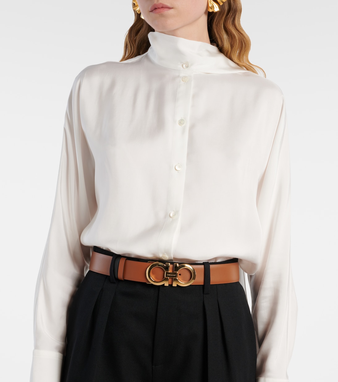 Cintura in pelle reversibile FERRAGAMO con motivo Gancini, stile giovane e moderno
