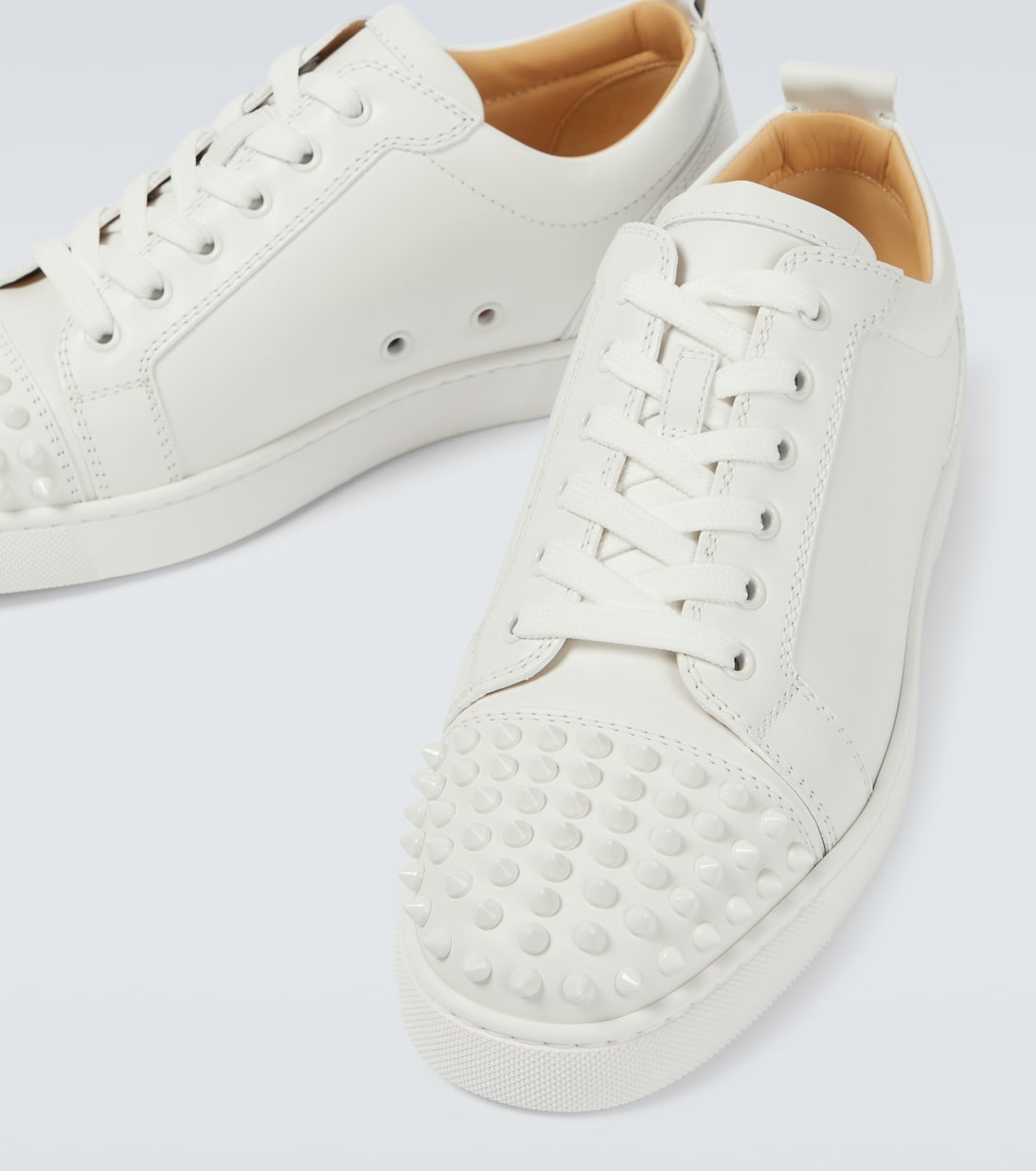 Scarpe bianche borchie uomo hotsell