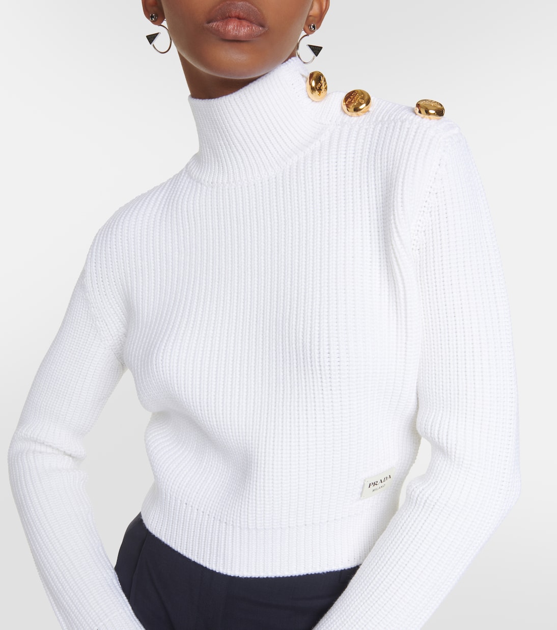Jersey de lana con cuello alto de Prada, estilo juvenil moderno