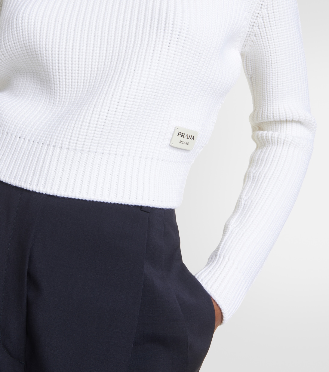 Jersey de lana con cuello alto de Prada, estilo juvenil moderno