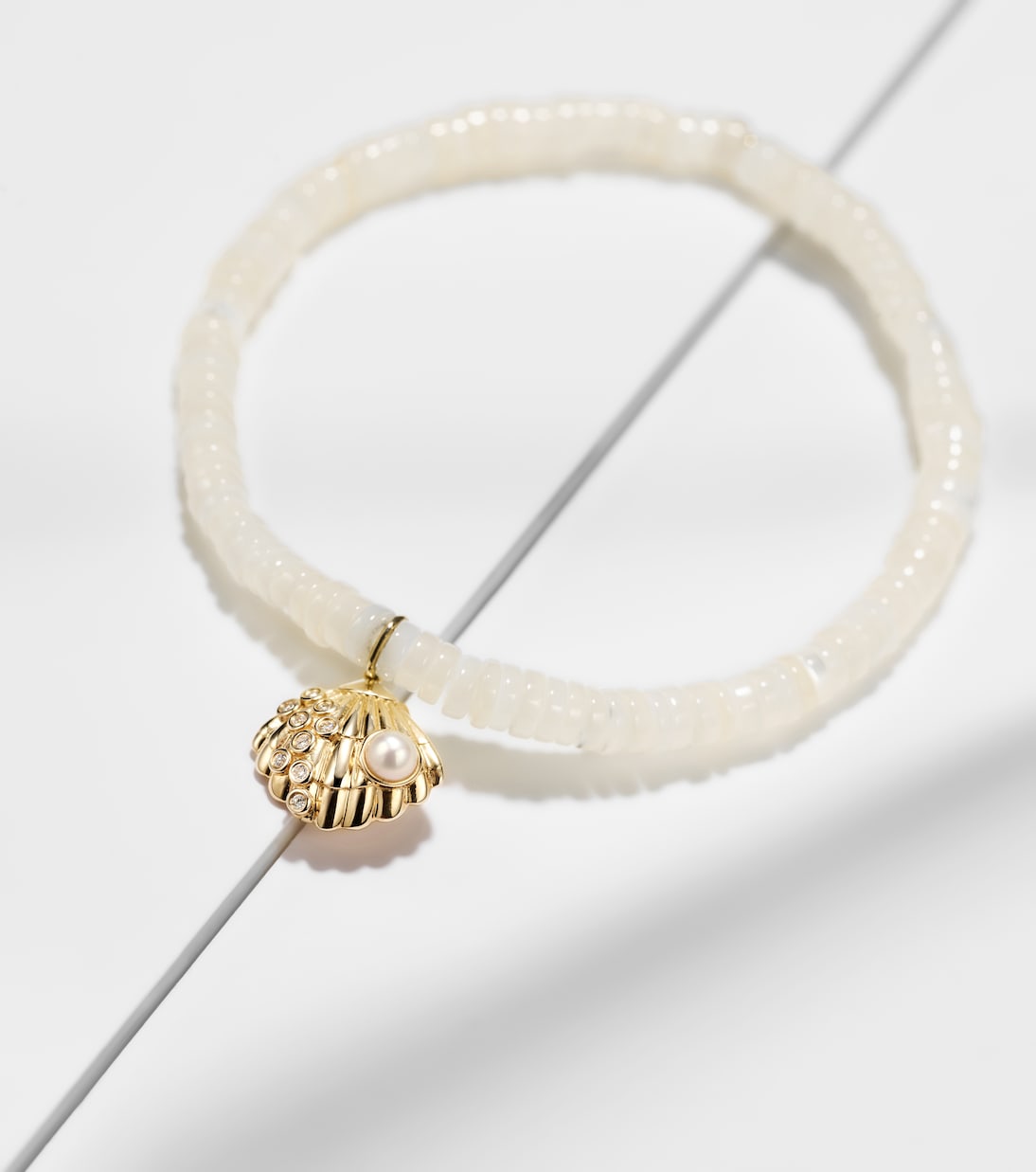 Bracelet Clam Shell en or 14 ct, diamants et perles d'eau douce | Sydney Evan