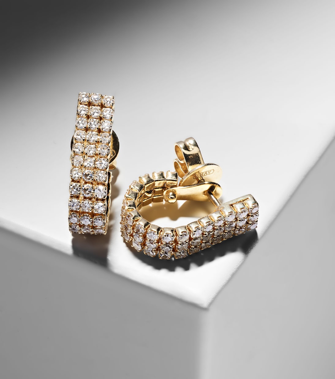Orecchini a Cerchio in Oro 18kt con Diamanti - Stile Giovane e Moderno