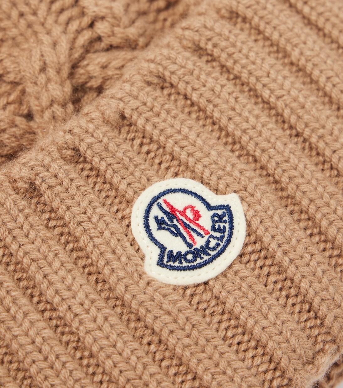 Cappello invernale MONCLER: morbida lana e cashmere per uno stile giovane e trendy