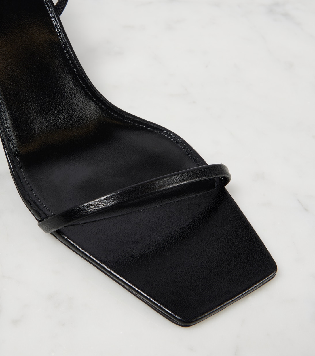 Sandali in pelle Jaspe di Saint Laurent per uno stile giovane e trendy
