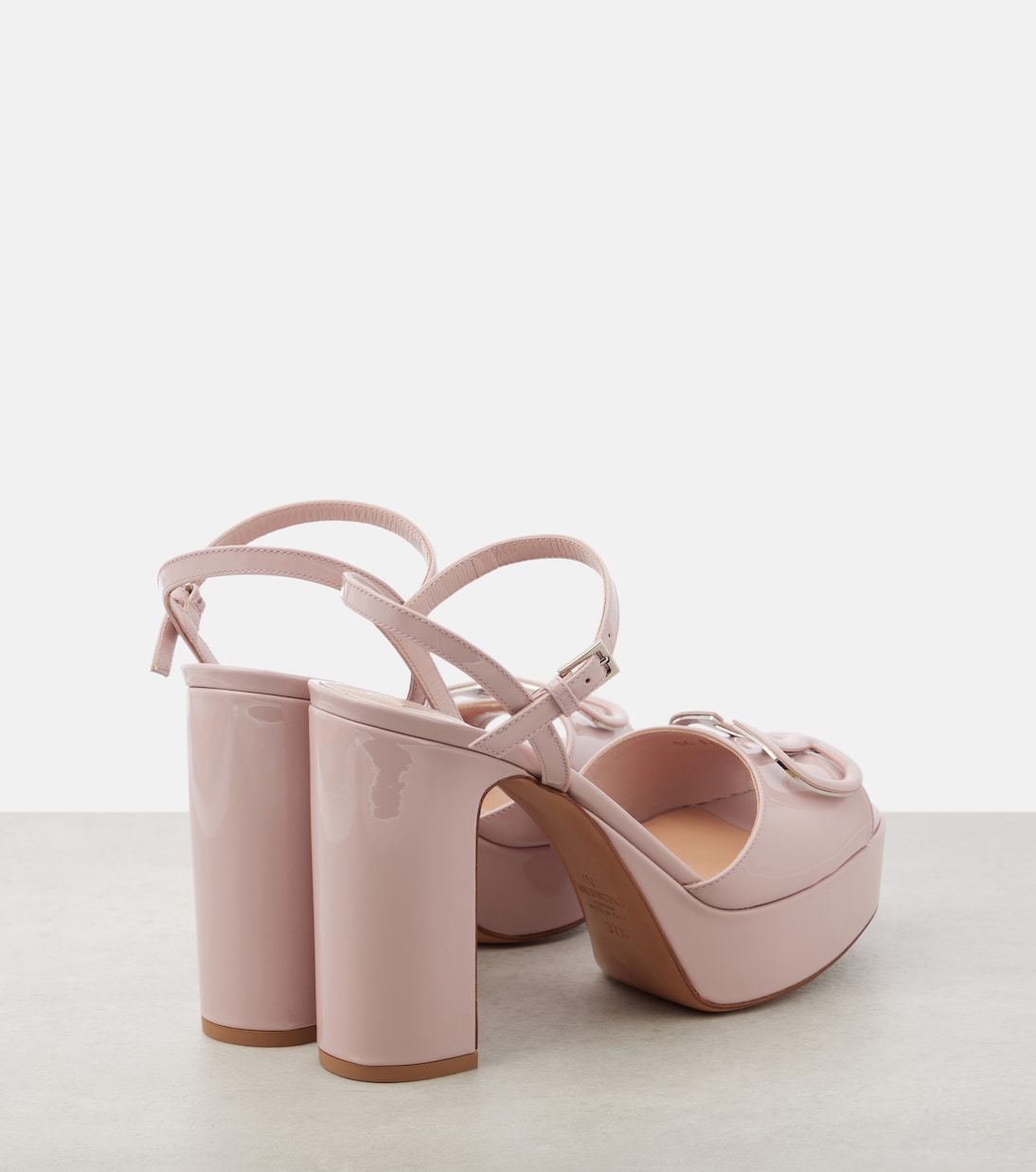 Sandali platform in pelle laccata con logo V di Valentino Garavani, stile giovane e trendy