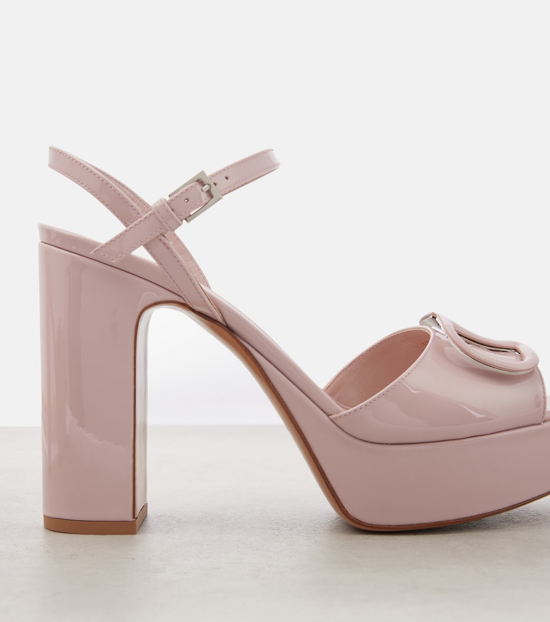 Sandali platform in pelle laccata con logo V di Valentino Garavani, stile giovane e trendy