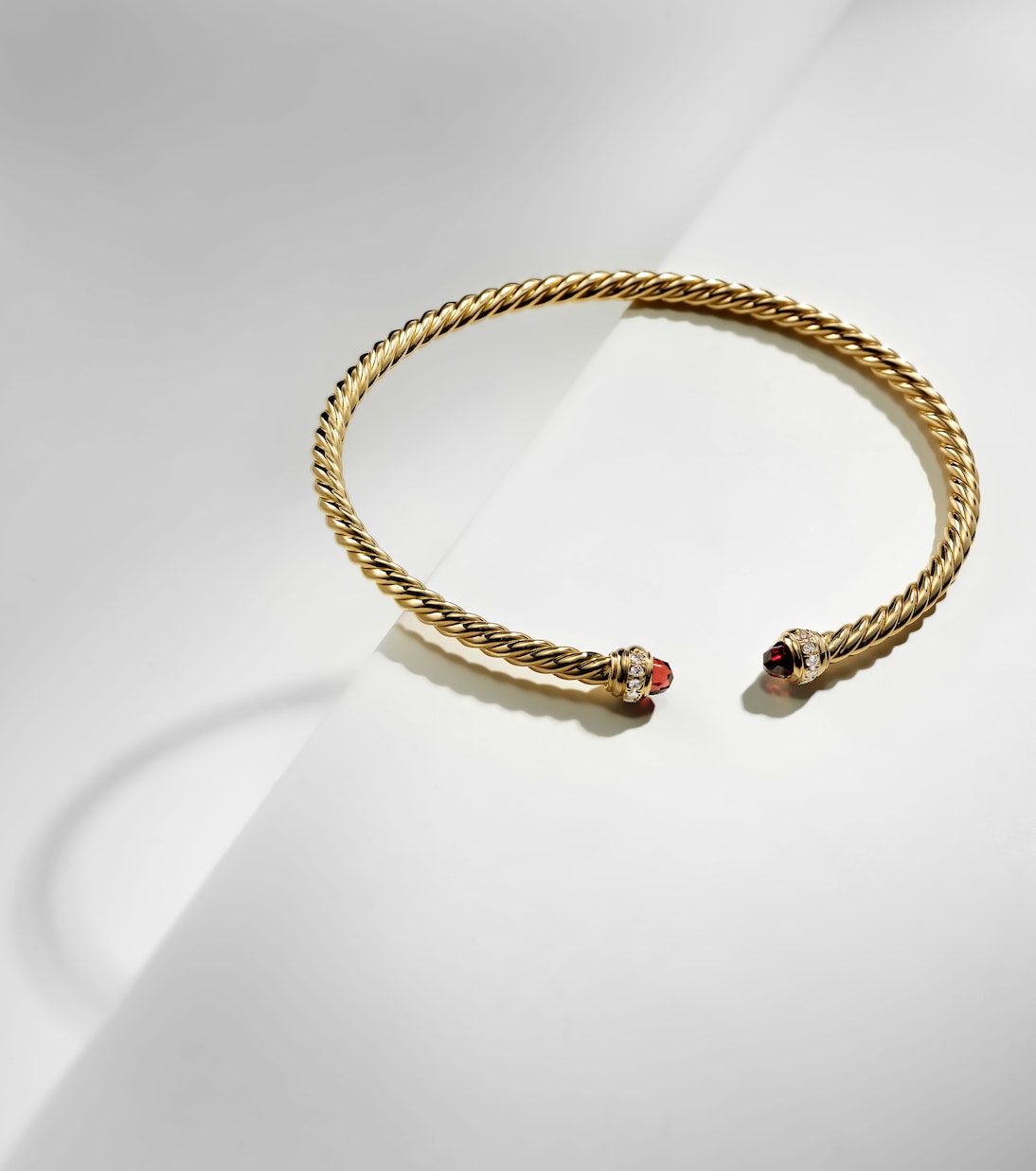 Bracciale Cablespira® Flex in oro 18kt con granati e diamanti | David Yurman