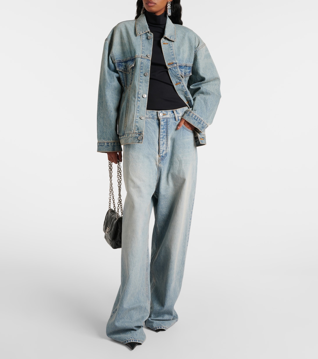 Jeans Balenciaga de corte ancho y tiro medio para jóvenes modernos