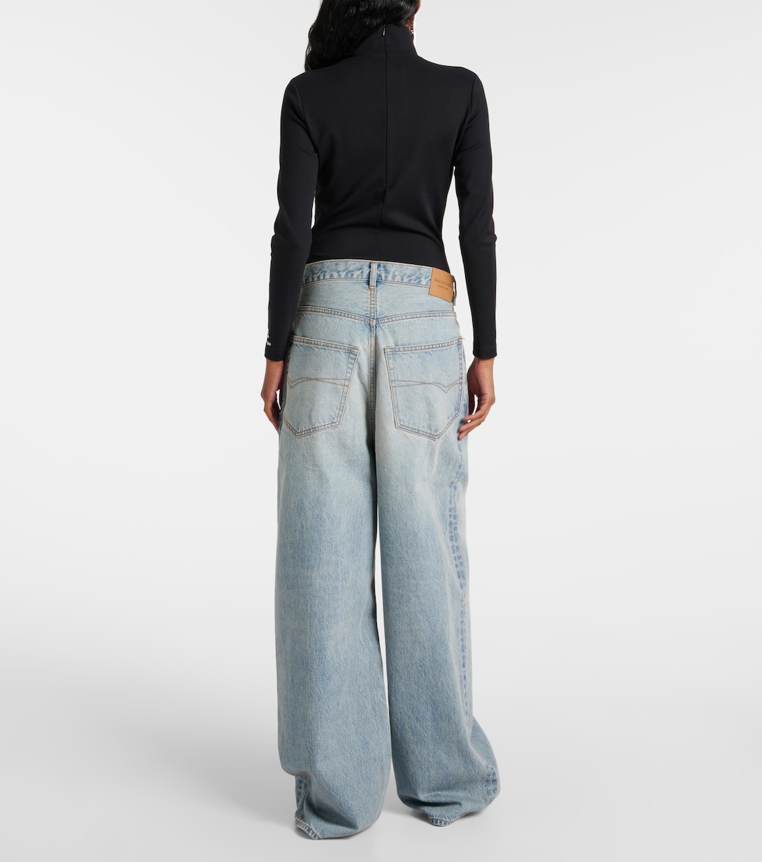Jeans Balenciaga de corte ancho y tiro medio para jóvenes modernos