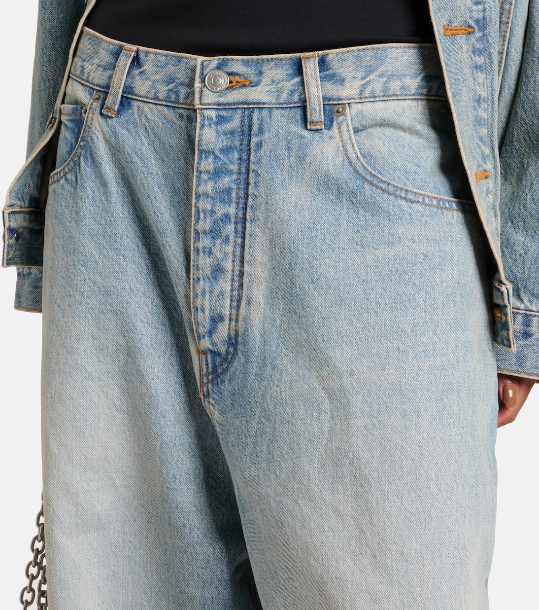 Jeans Balenciaga de corte ancho y tiro medio para jóvenes modernos