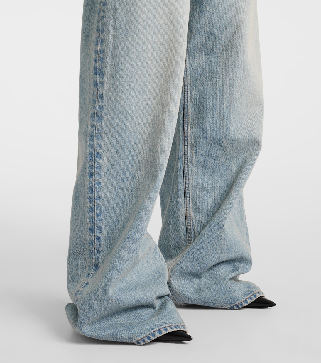 Jeans Balenciaga de corte ancho y tiro medio para jóvenes modernos