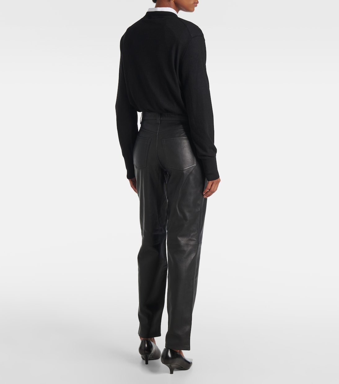 Pantaloni regular in pelle a vita media | Toteme