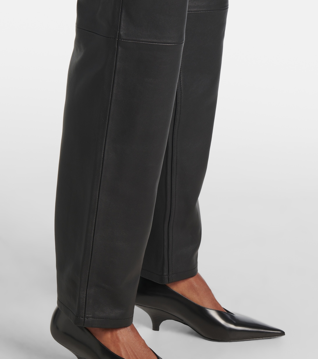 Pantaloni regular in pelle a vita media | Toteme