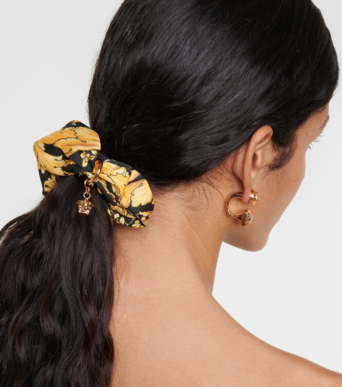Fascino VERSACE: Scrunchie in Satin con Motivo Barocco per Giovani Stilisti