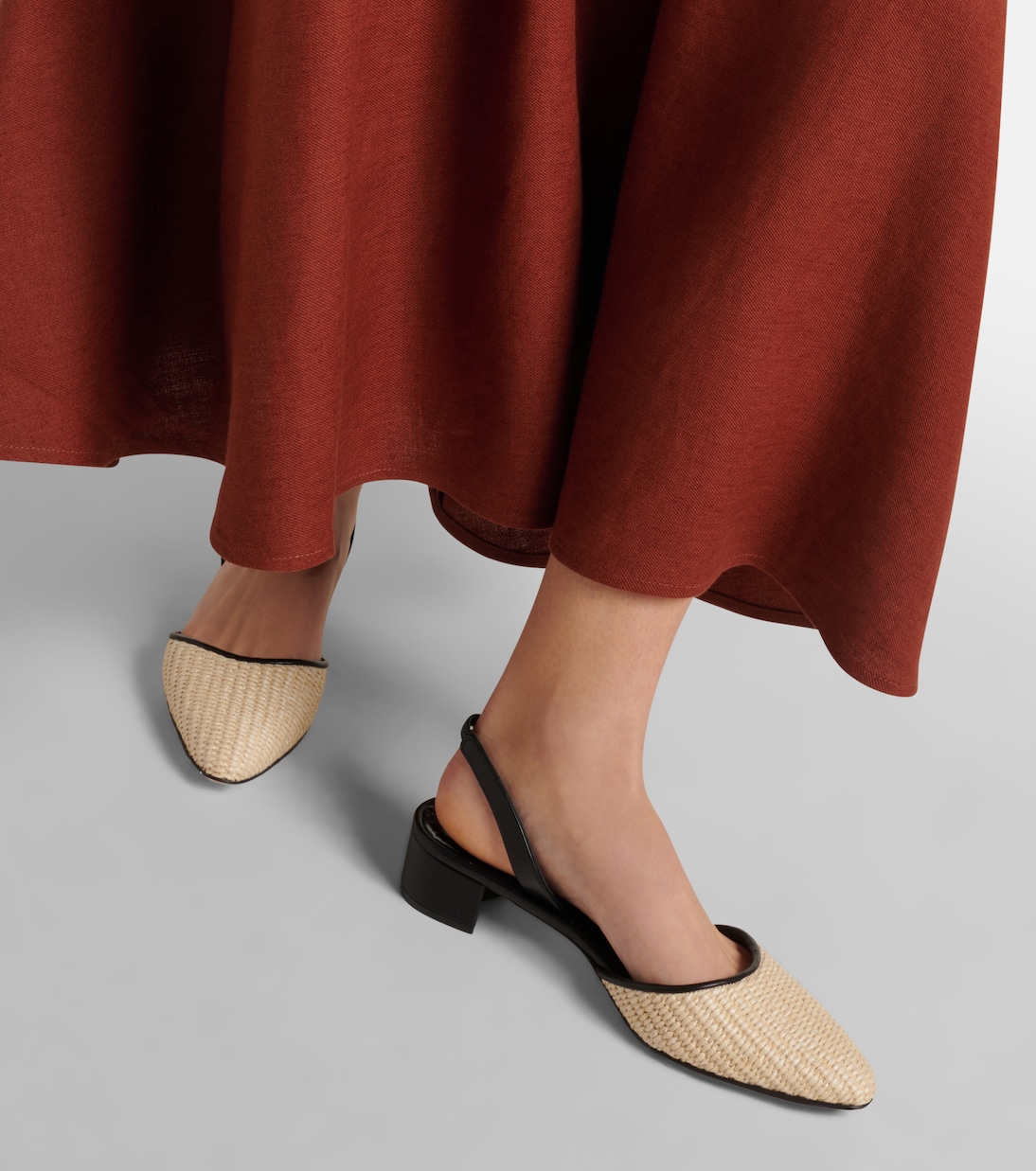 Pumps slingback Raffro in rafia con pelle | Manolo Blahnik