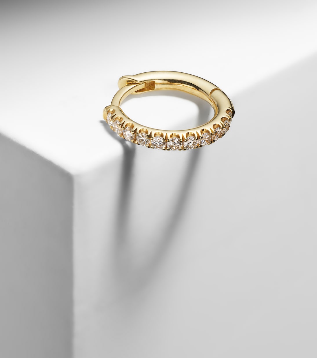 Boucle d’oreille unique Mini Micro Hoop Pavé en or 18 carats et diamants | Spinelli Kilcollin