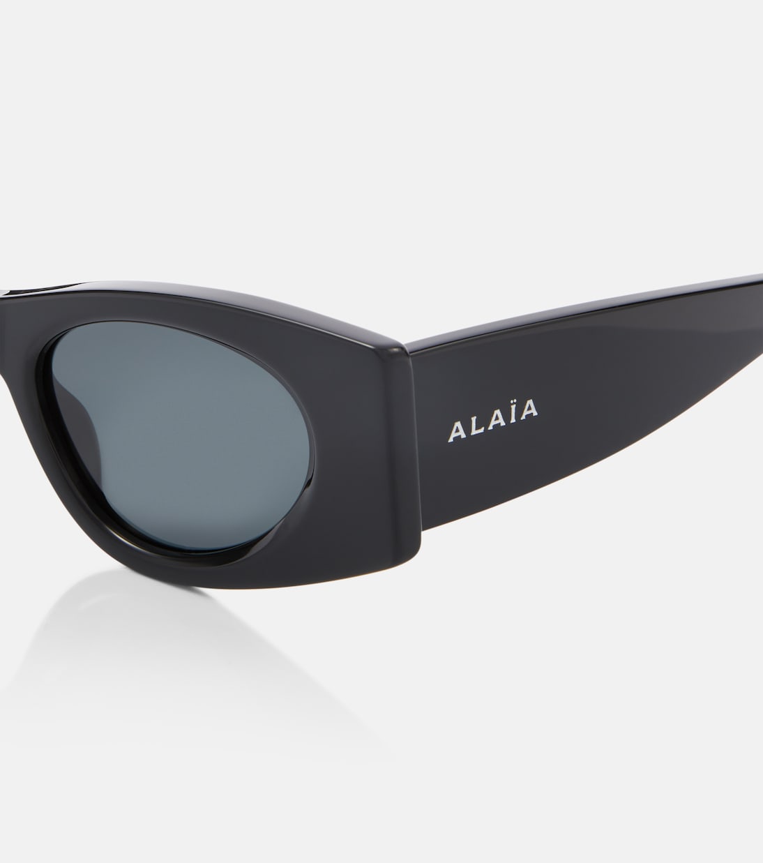 Occhiali da sole ovali ALAÏA per stile giovane e moderno