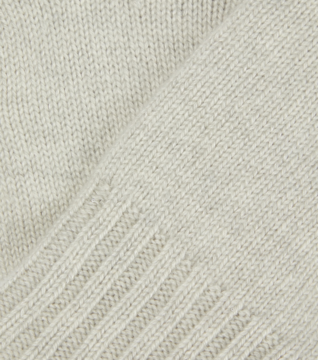 Guanti eleganti in cashmere e seta per uno stile giovane e raffinato