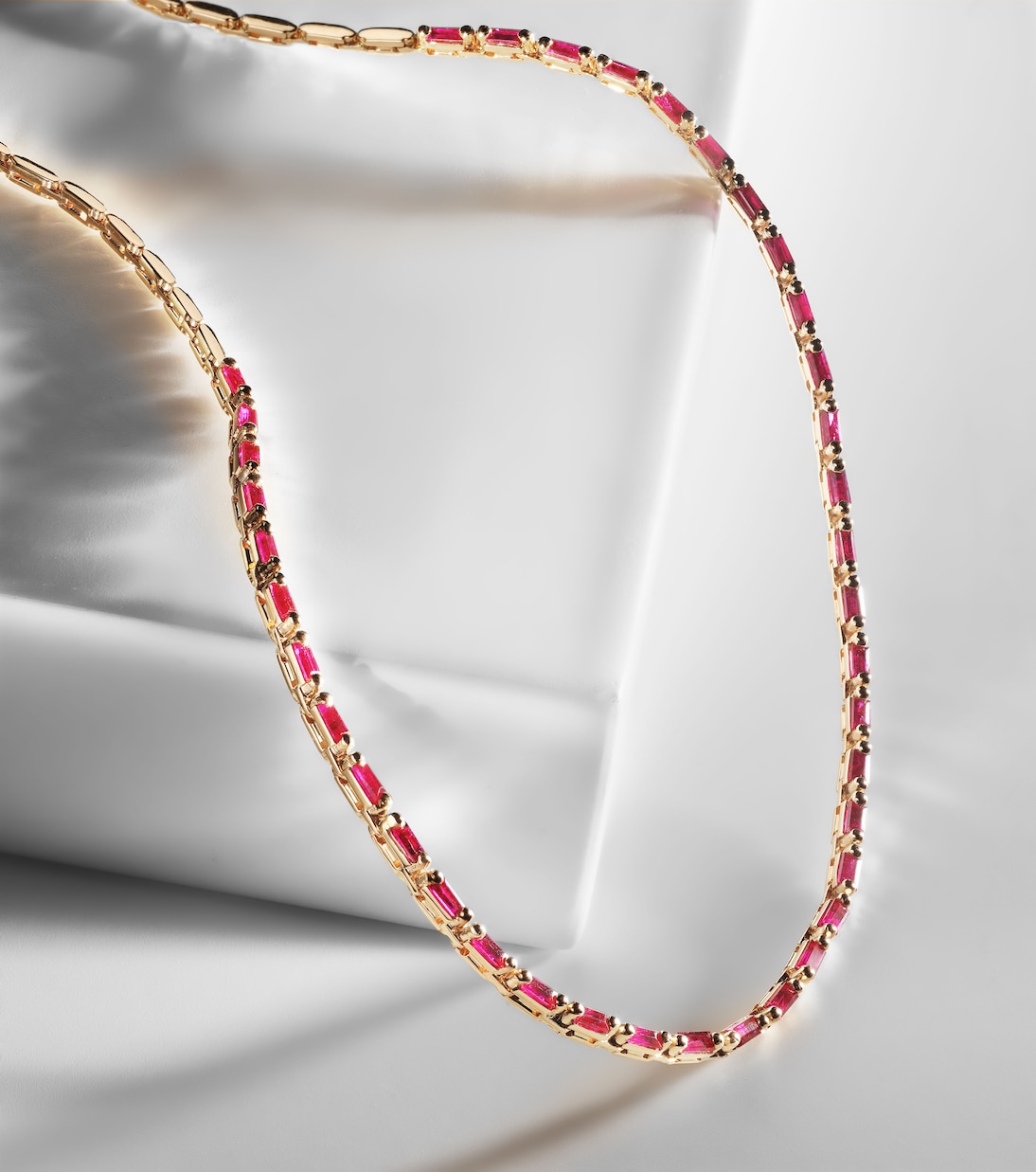 Collana in oro rosa 18kt con rubini di Suzanne Kalan, gioiello chic per giovani trendsetter