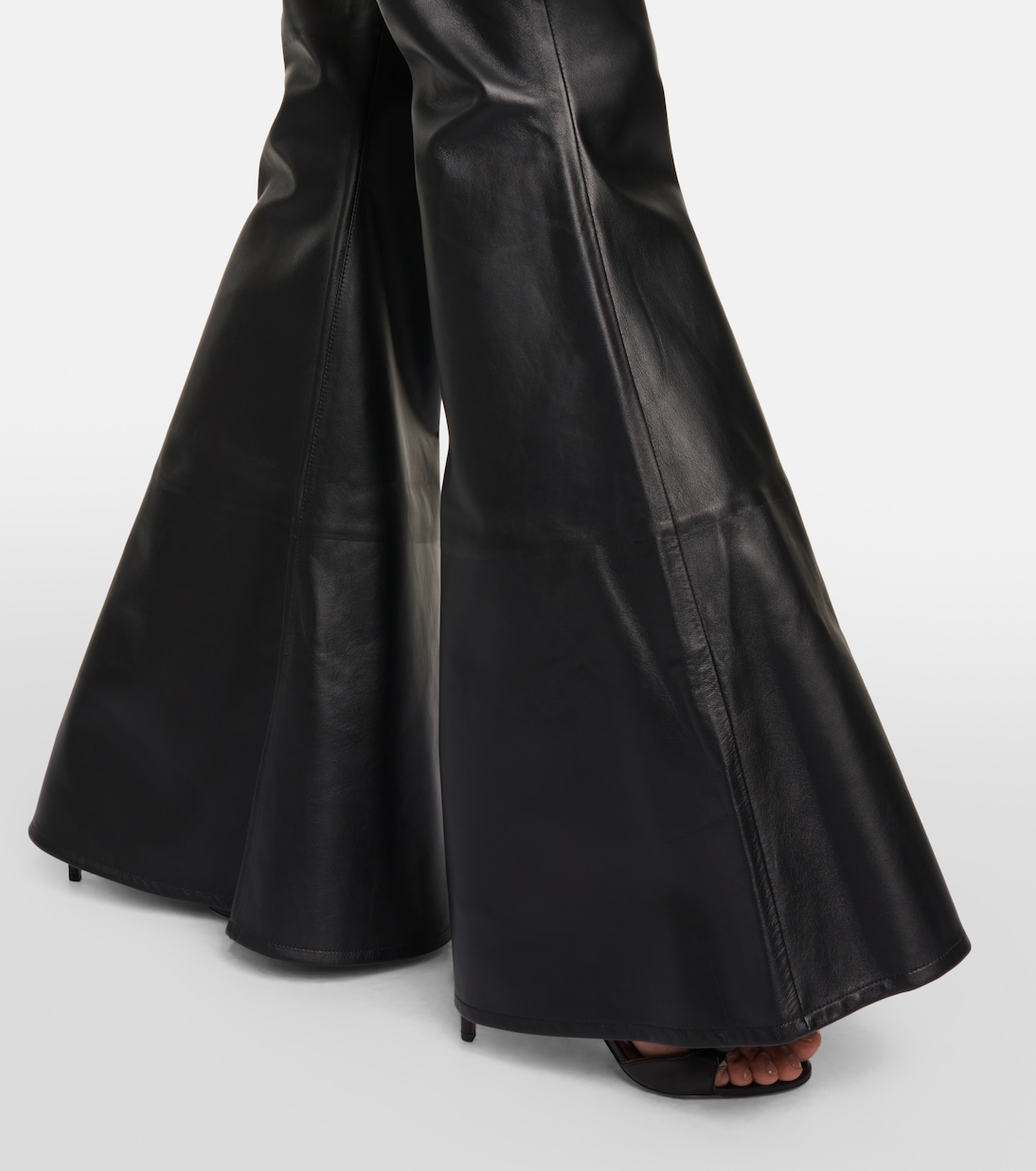 Pantalones de Cuero Alaïa con Corte Flare para Jóvenes Modernos