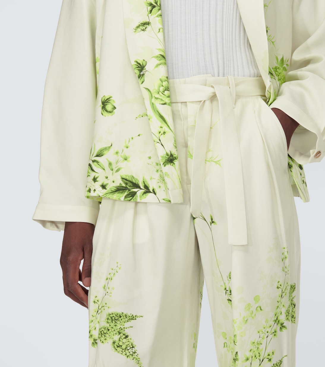 Pantalones rectos con cinturón floral | King & Tuckfield