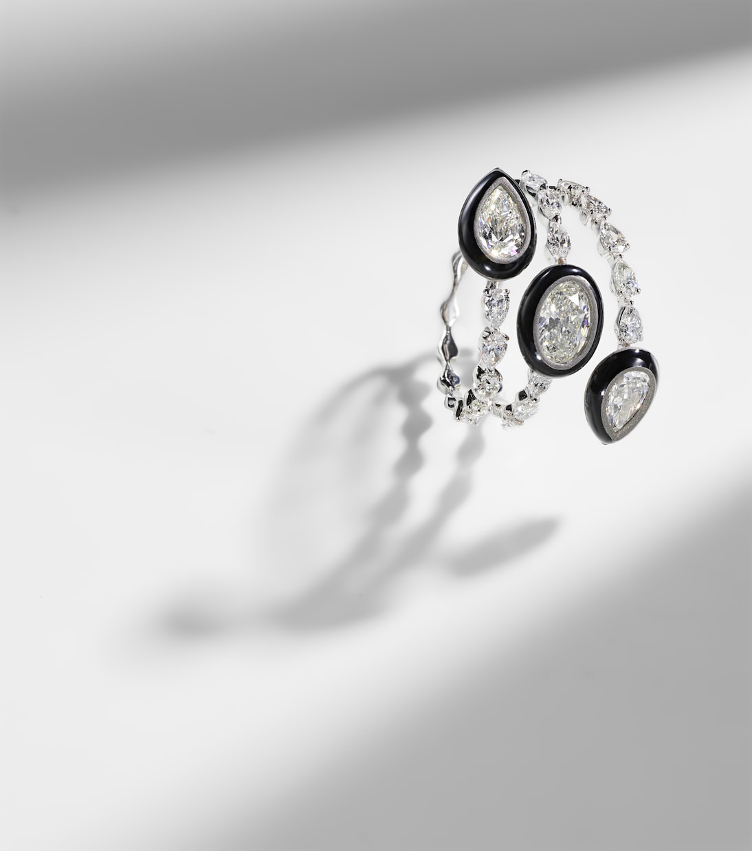 Anello in oro bianco 18kt Saturno KAMYEN con diamanti, design moderno per giovani