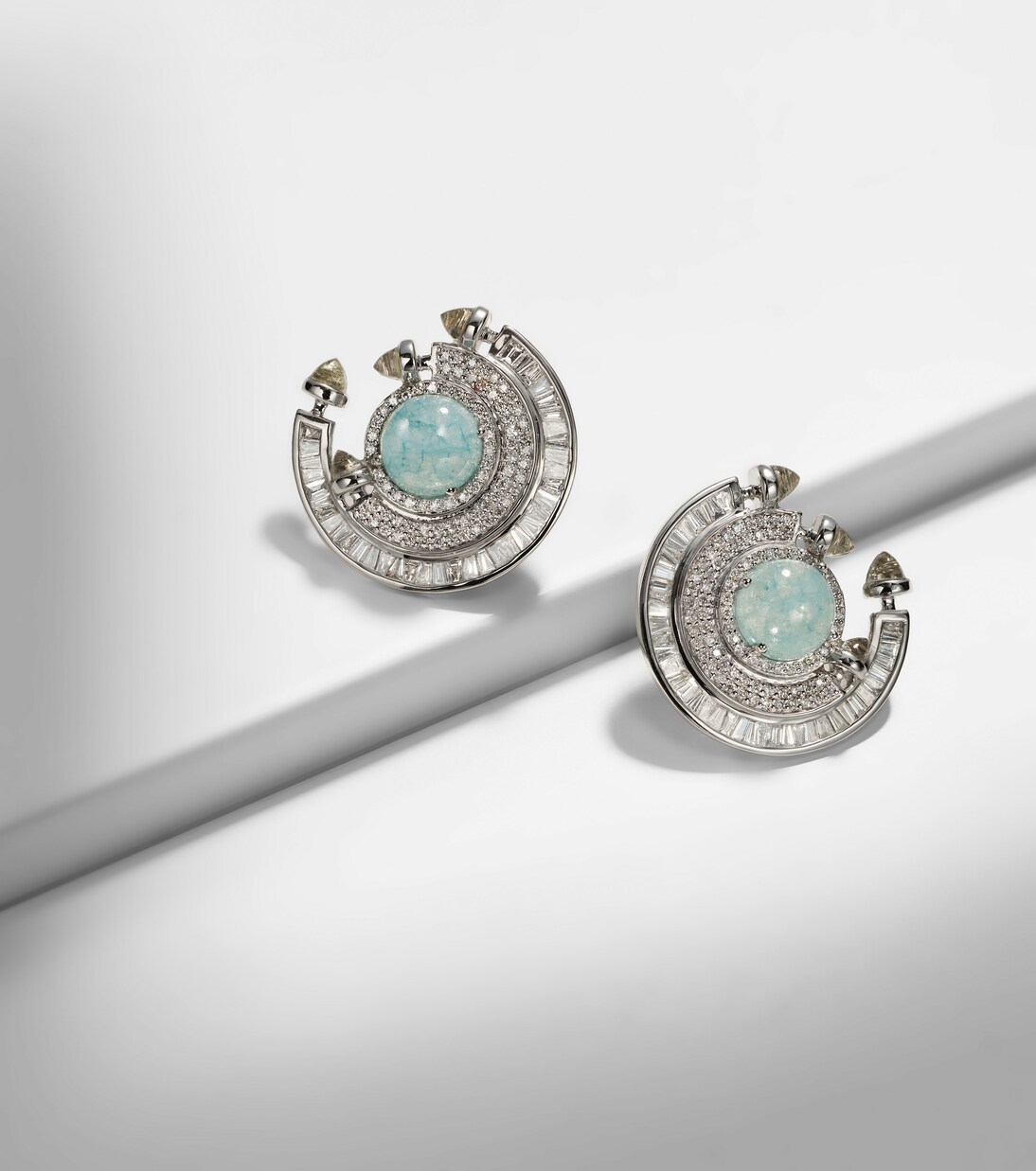Orecchini in oro bianco 18kt ANANYA Chakra con pietre preziose, design moderno per giovani