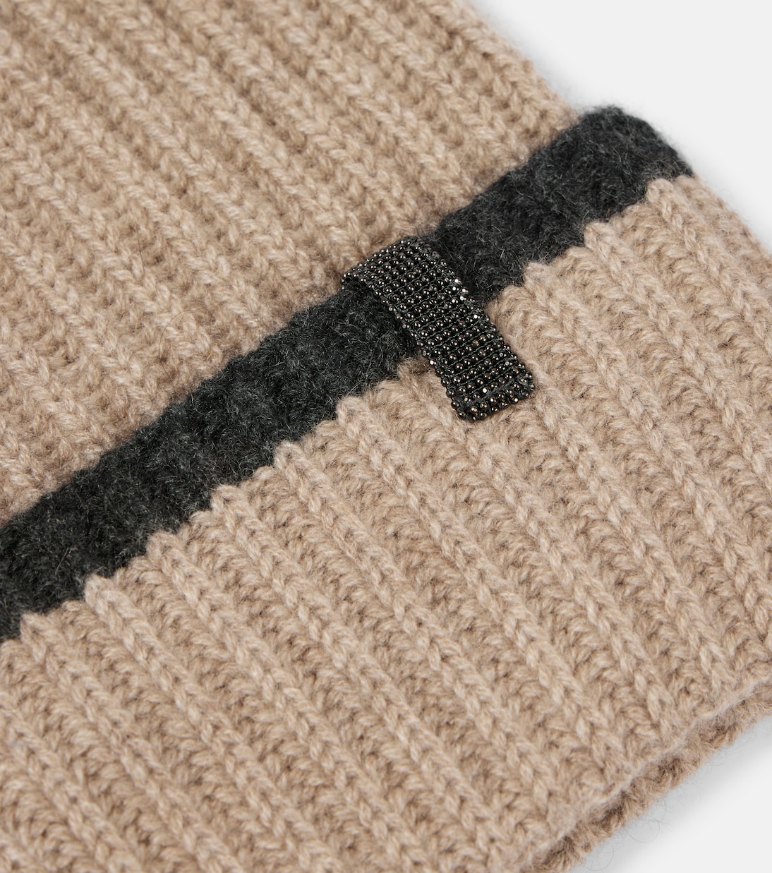 Cappello in cashmere a coste firmato Brunello Cucinelli per uno stile giovane e raffinato