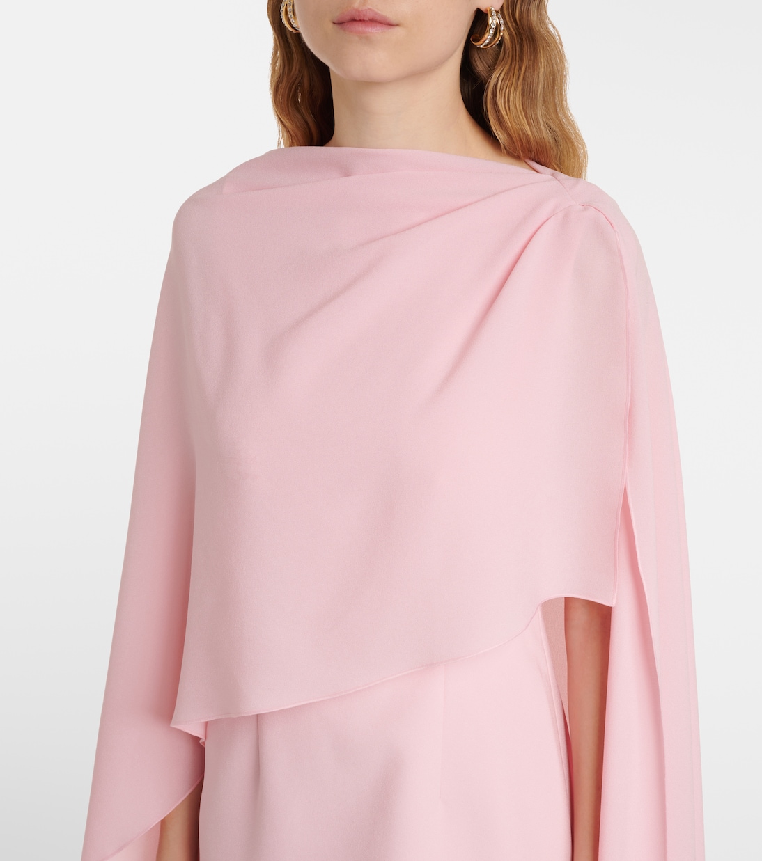 Vestido largo Demetria de crepé con capa | Roksanda