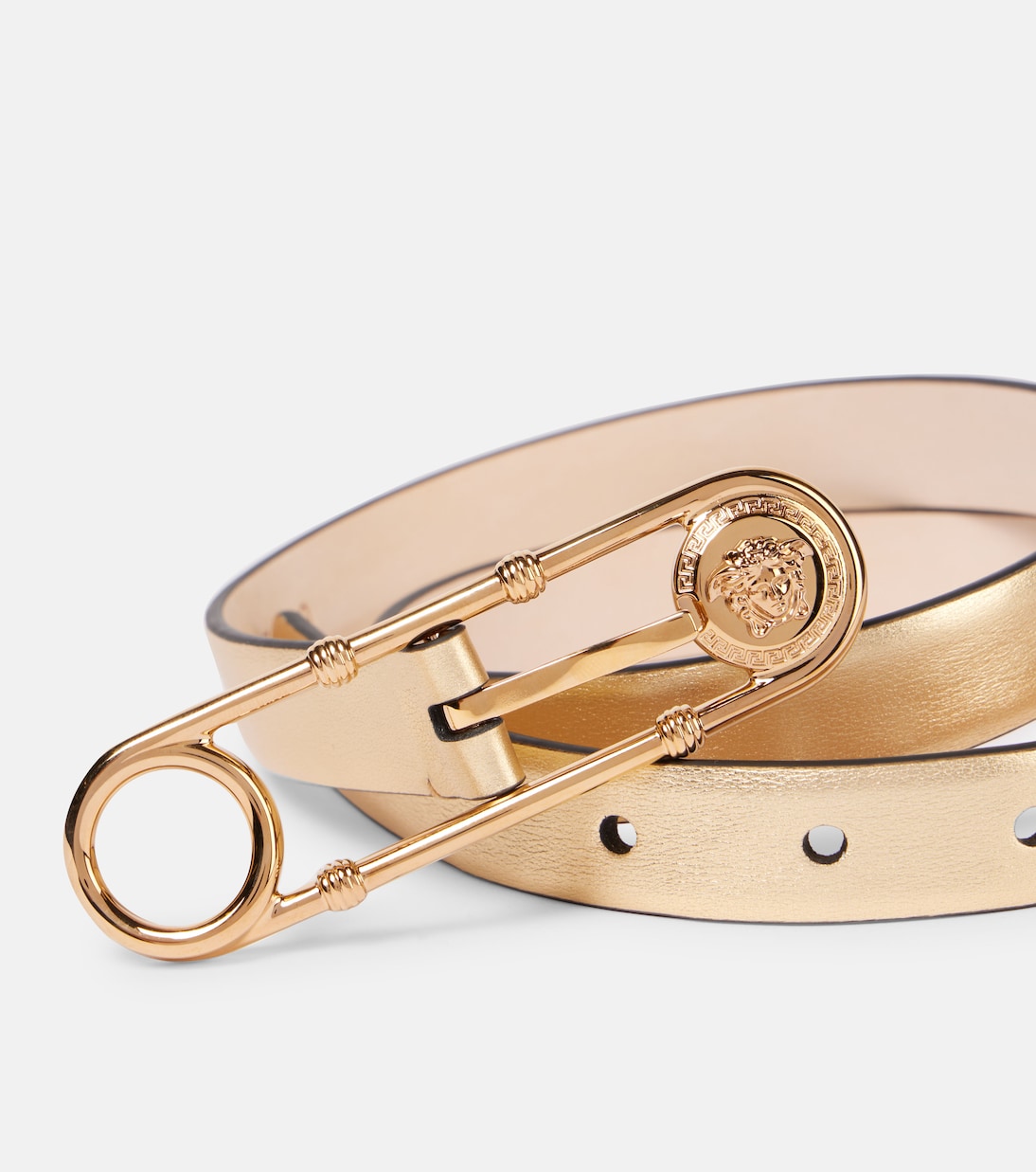Cintura in pelle metallizzata con spilla di sicurezza firmata VERSACE, stile giovane e audace