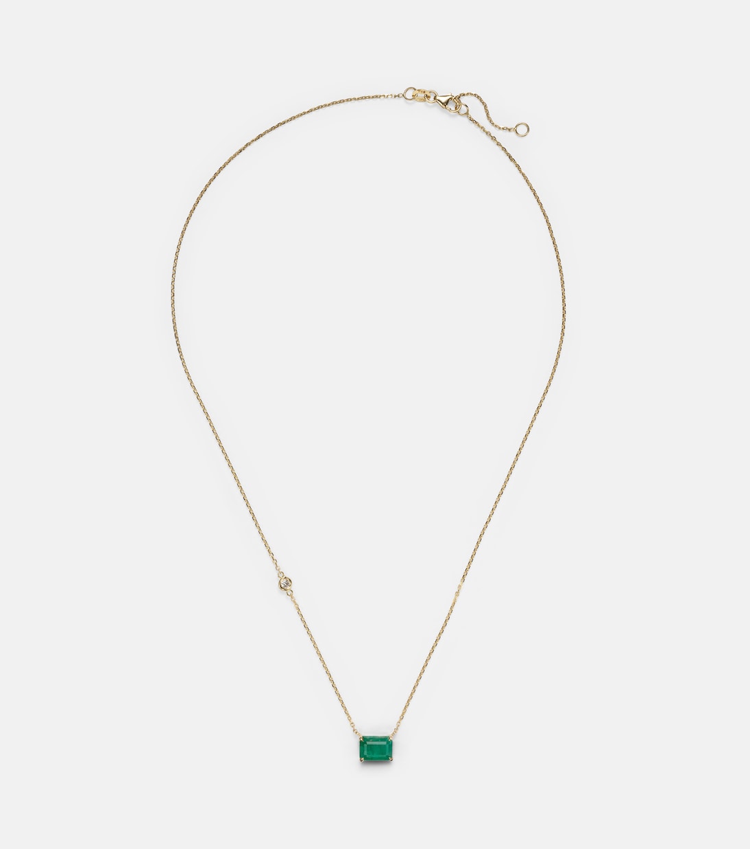 Collana moderna in oro giallo 18kt con smeraldo e diamanti, perfetta per giovani alla moda.