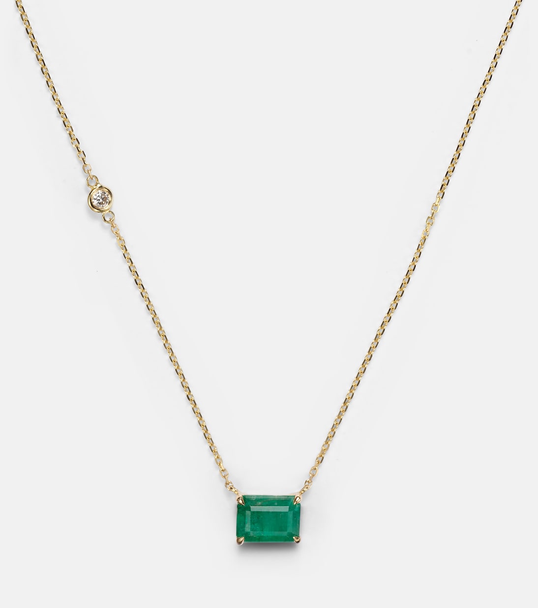 Collana moderna in oro giallo 18kt con smeraldo e diamanti, perfetta per giovani alla moda.