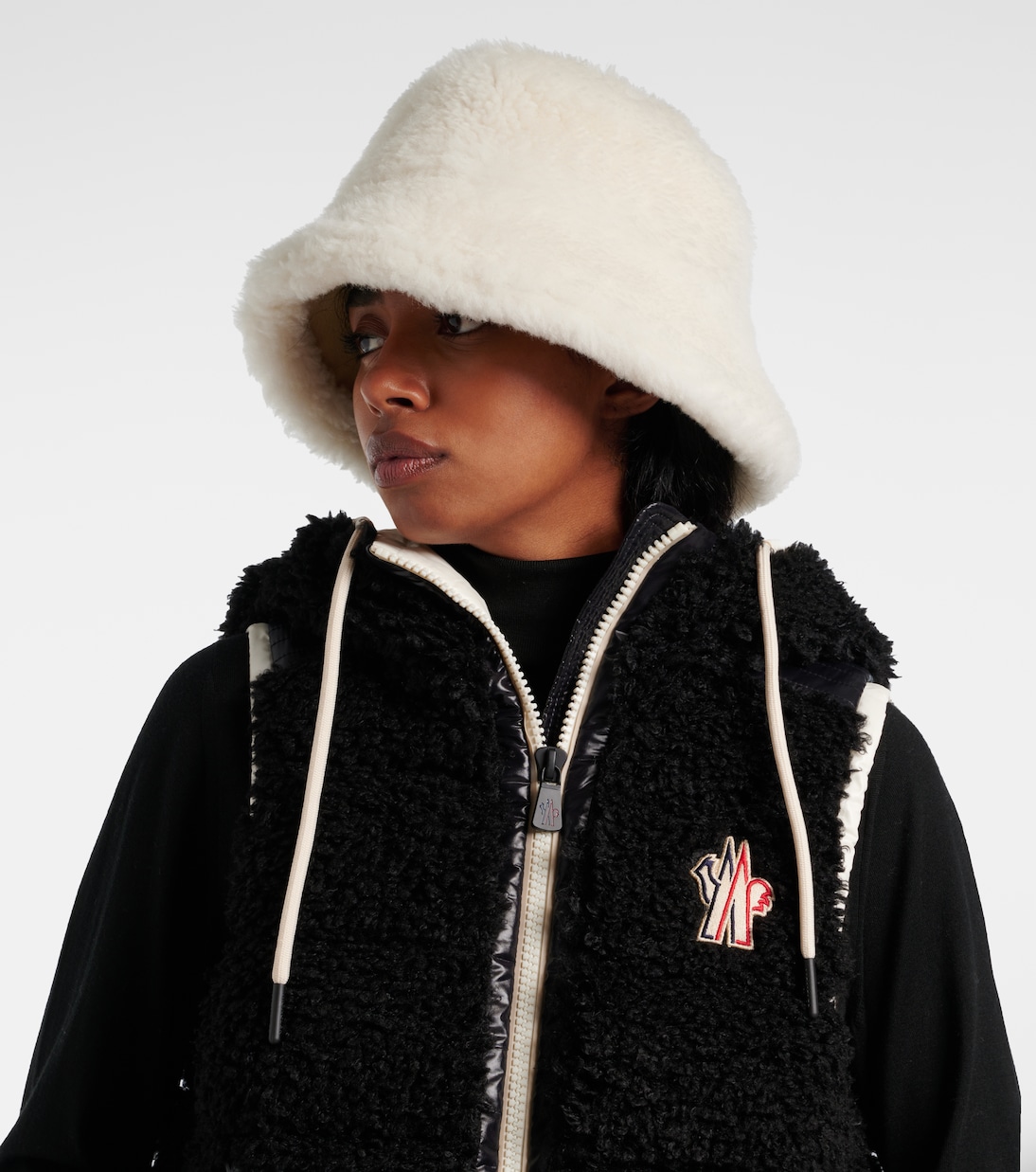 Cappello shearling Moncler per giovani alla moda