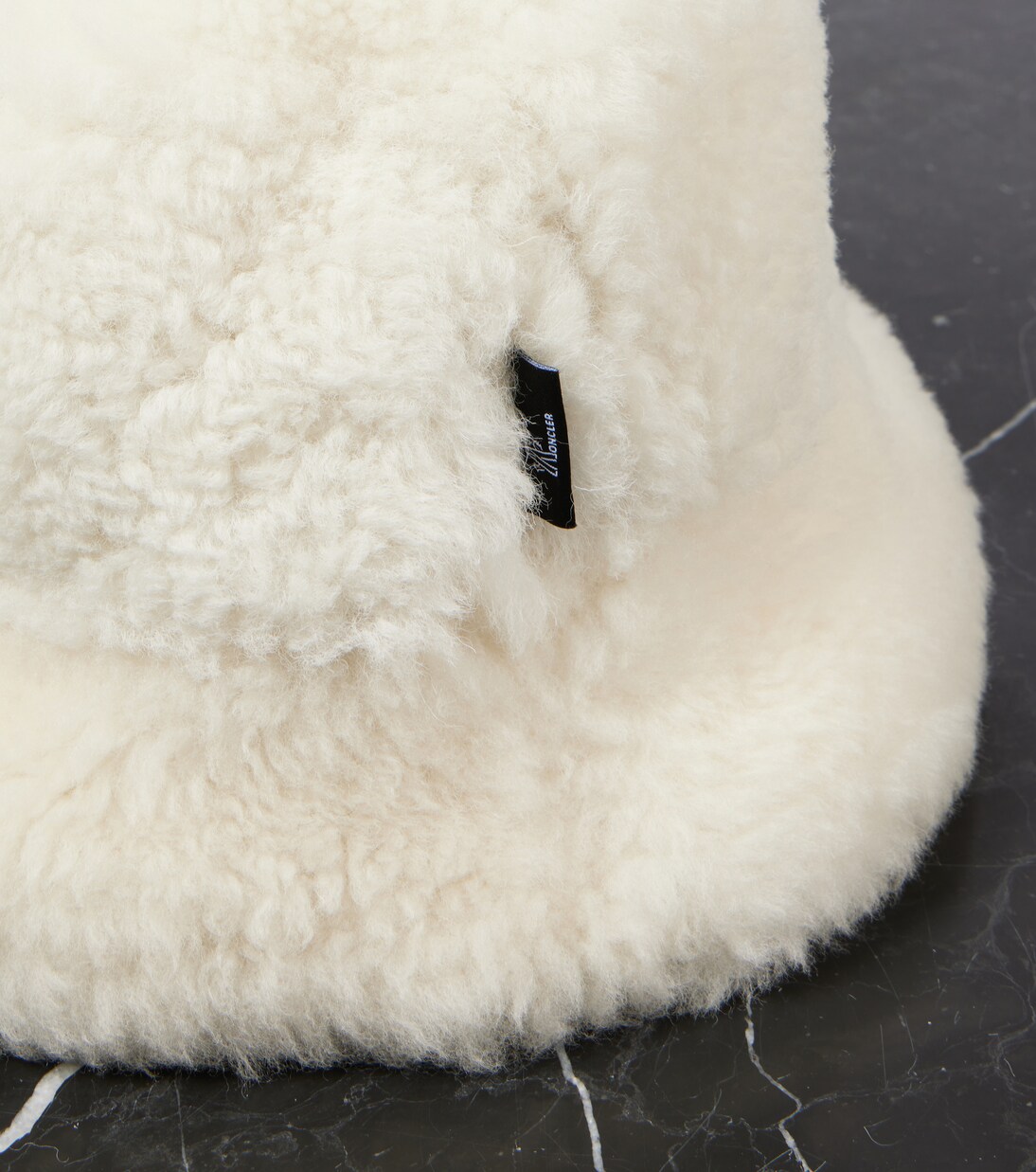 Cappello shearling Moncler per giovani alla moda