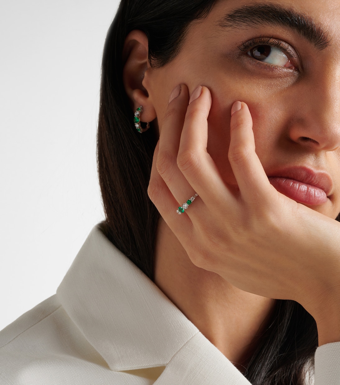 Anello in oro bianco 18kt con smeraldi e diamanti, gioiello elegante per giovani