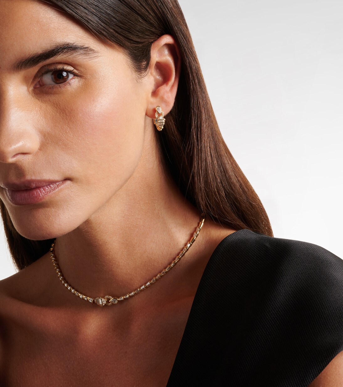 Orecchini a cerchio Serpentine in oro 18kt con diamanti, design moderno per giovani trendsetter