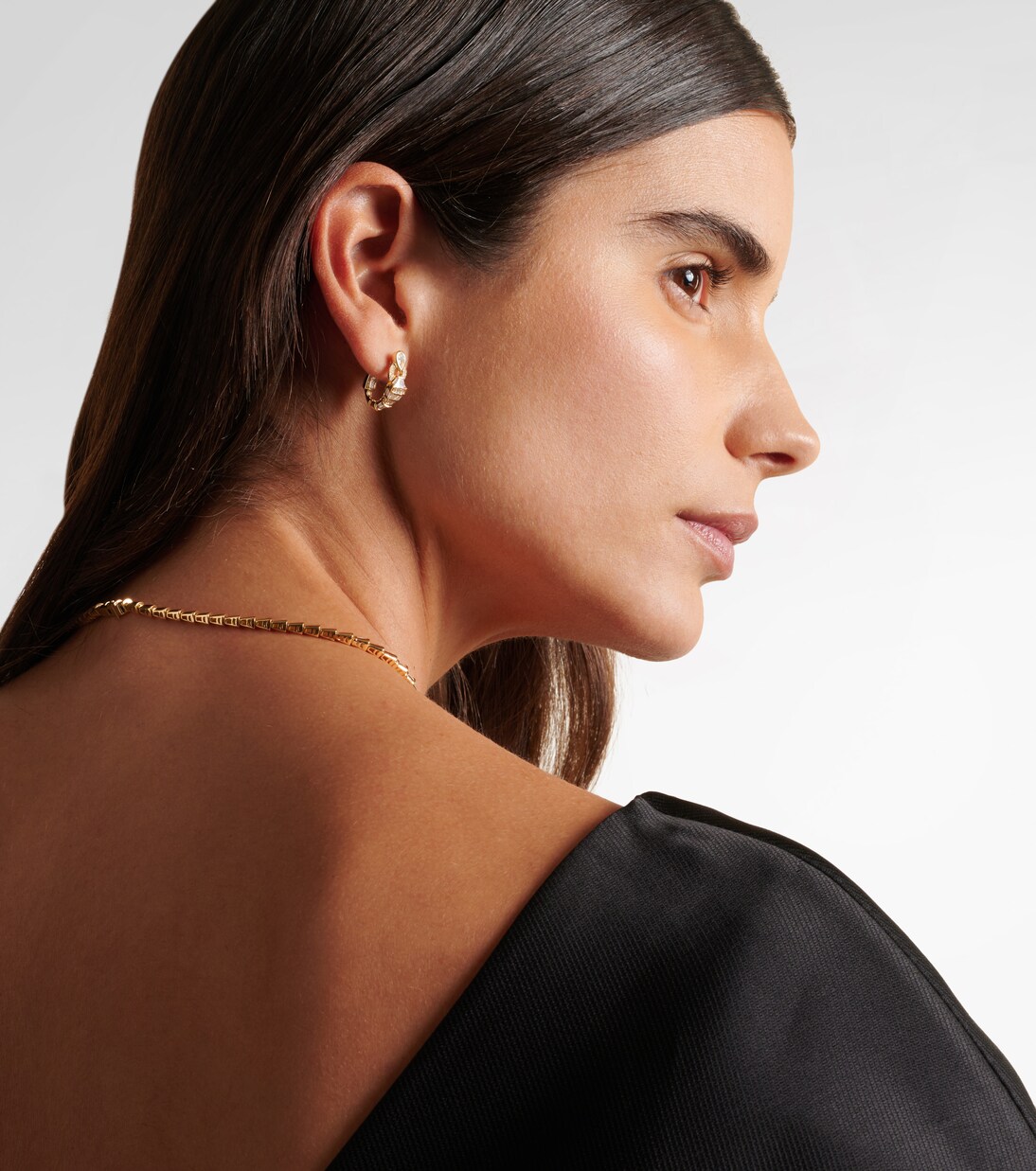 Orecchini a cerchio Serpentine in oro 18kt con diamanti, design moderno per giovani trendsetter