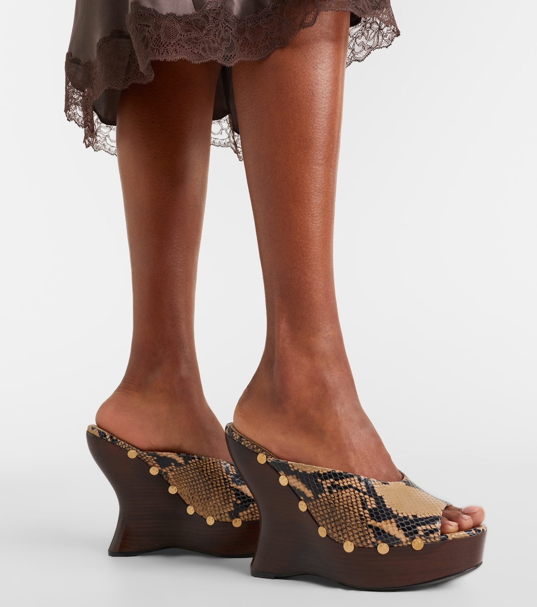 Mules compensées en cuir embossé | Magda Butrym