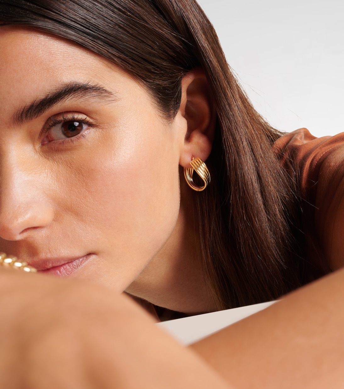 Orecchini in oro 10kt Swerve di STONE AND STRAND - Eleganza giovane e moderna